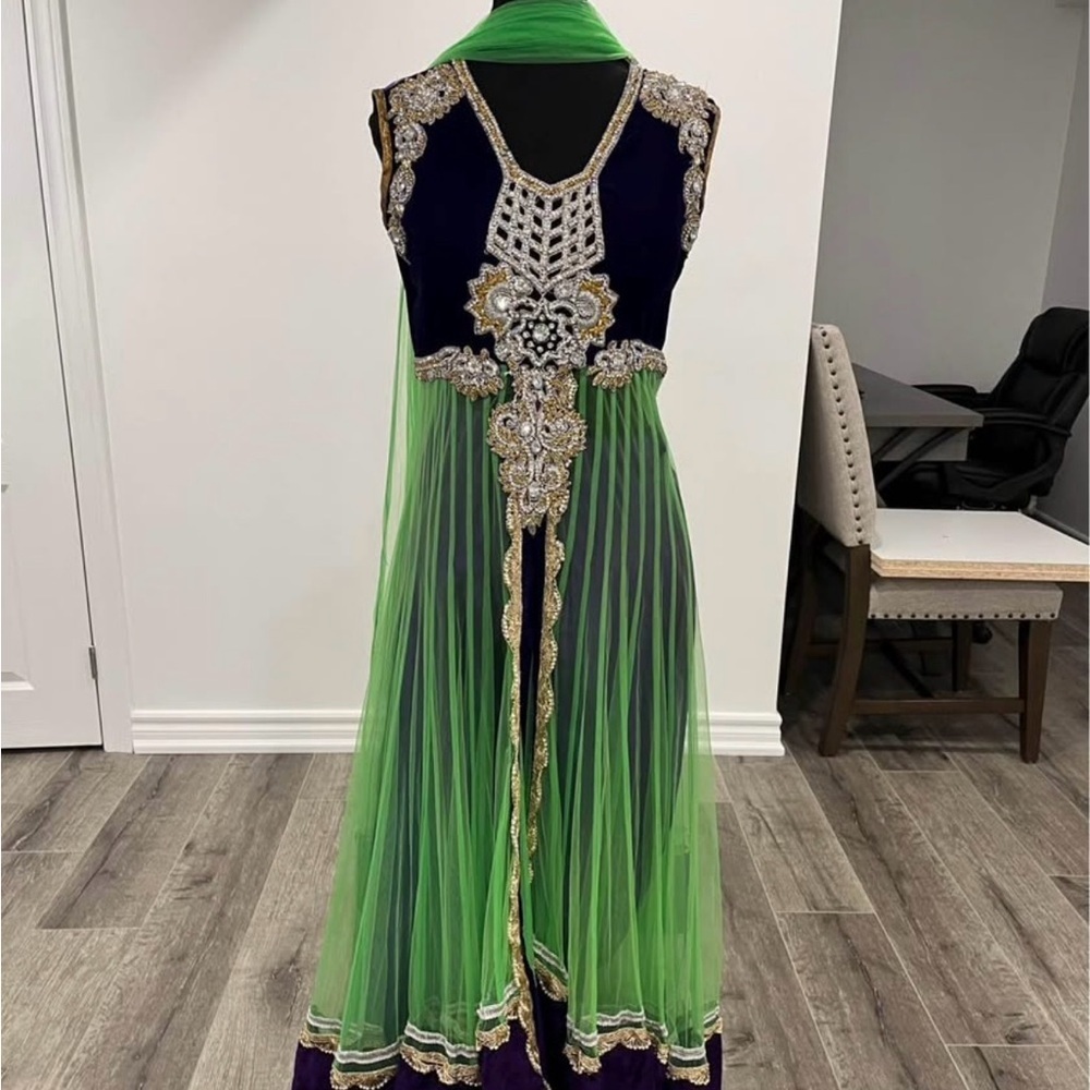 Elegant Green and Black Embroidered Dress - Picture 1 of 6